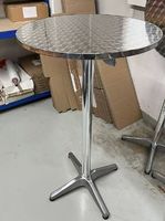 4 Stehtische aus Aluminium  je CHF 40.