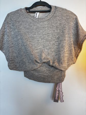 Grauer Pullover Grösse S kurzarm mit Etikett