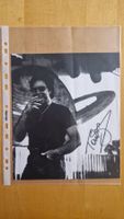Tom Jones, Original Autogramm auf Grossfoto in s/w