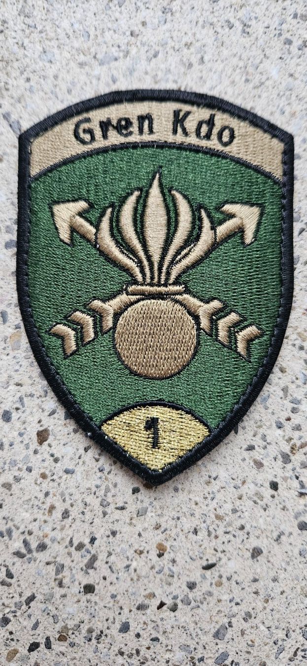 Schweizer Armee Placchette & Badge: *** Badge Grenadier Kdo 1 Gold mit klett *** – Nuovo e nell'imballaggio originale da Riedholz venduto da fr_sIruP