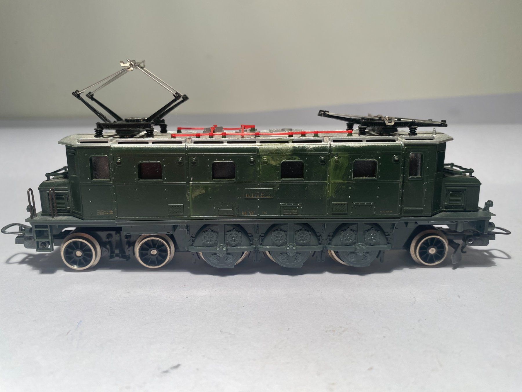 Lima Modelleisenbahnen: LIMA E-Lok Ae 3/6 der SBB 208117 grün DC – Defekt aus Buchrain von Modellbahn11