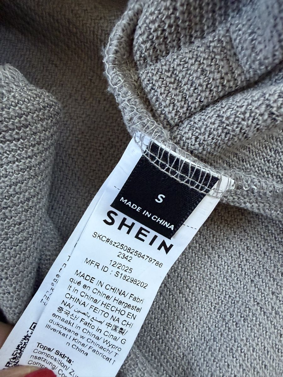 Shein Lotti di vestiti: Graues zweiteiliger Set mit Kragen – Nuovo (secondo la descrizione) da Wädenswil venduto da BebaGlow 1