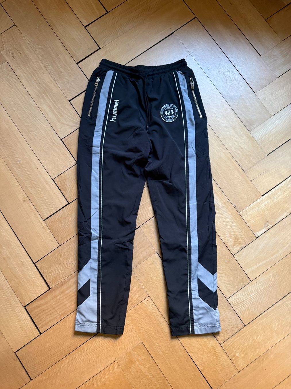 Hummel Hosen: HUMMEL - Trainerhose schwarz-grau S – Gebraucht aus Zürich von Diazaio