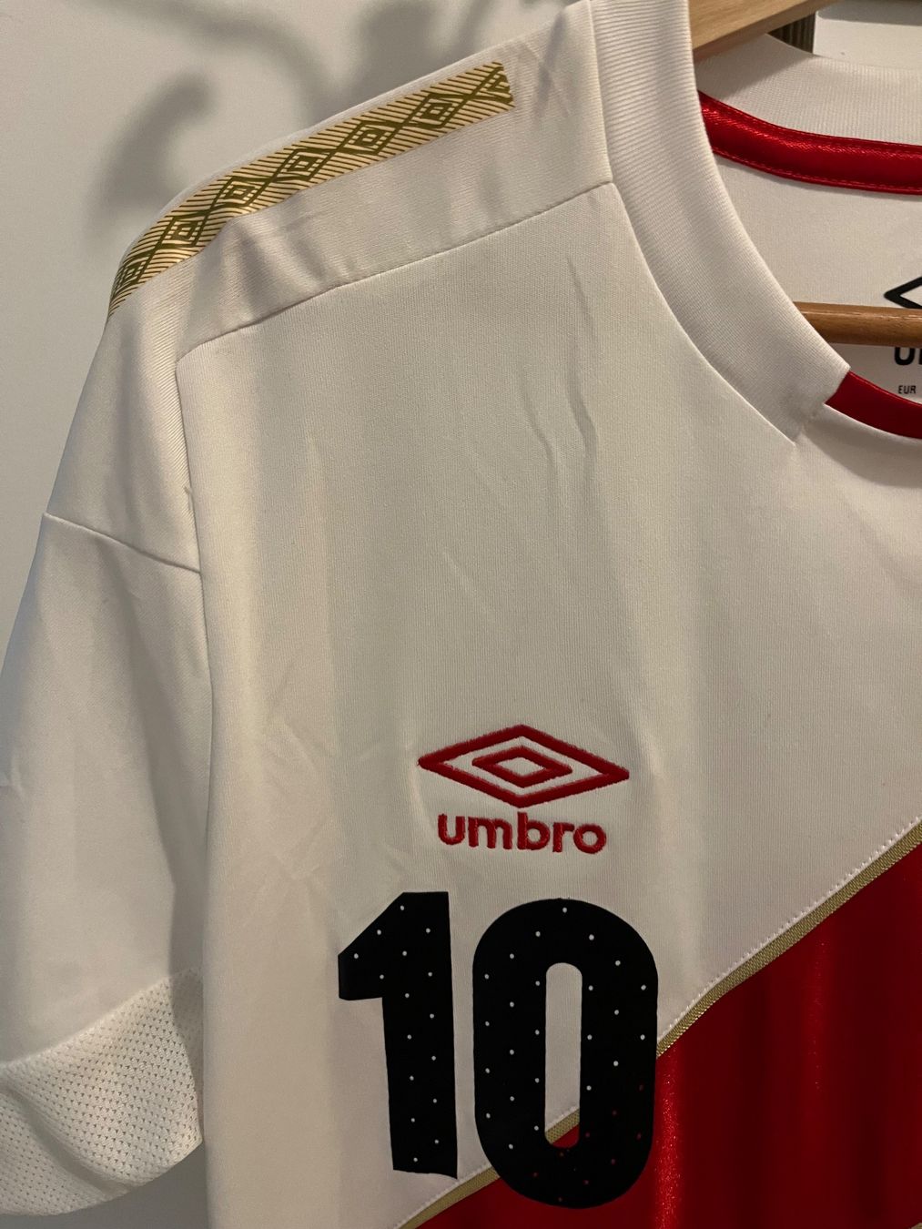 Umbro Canottiere & Pantaloni: 2018  Peru Home Shirt – Usato da Bern venduto da BigBeat 2