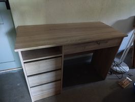 Schreibtisch aus Holz, Mit Schlüssel.