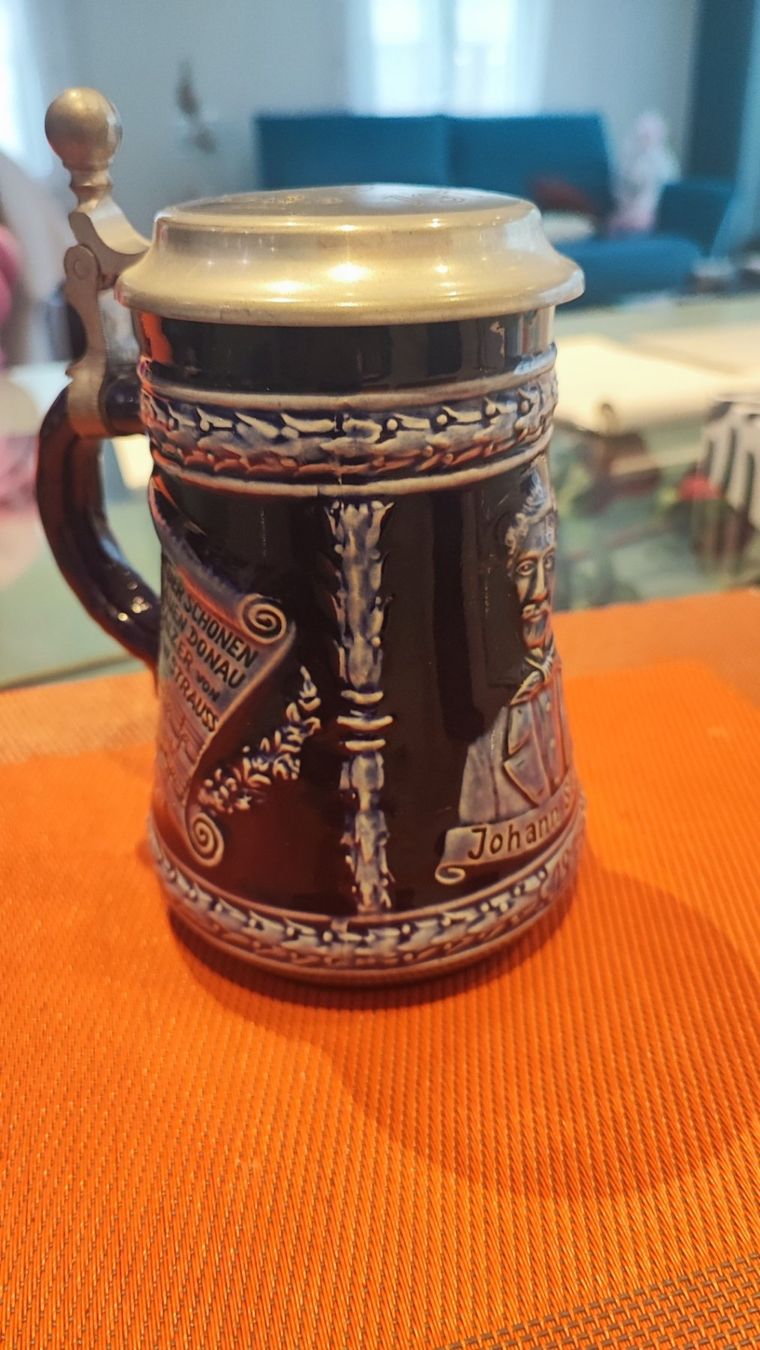 Bicchieri: Bierhumpen mit Deckel Motto "Johann Strauss" – Nuovo (secondo la descrizione) da Mosnang venduto da KurtHe 1