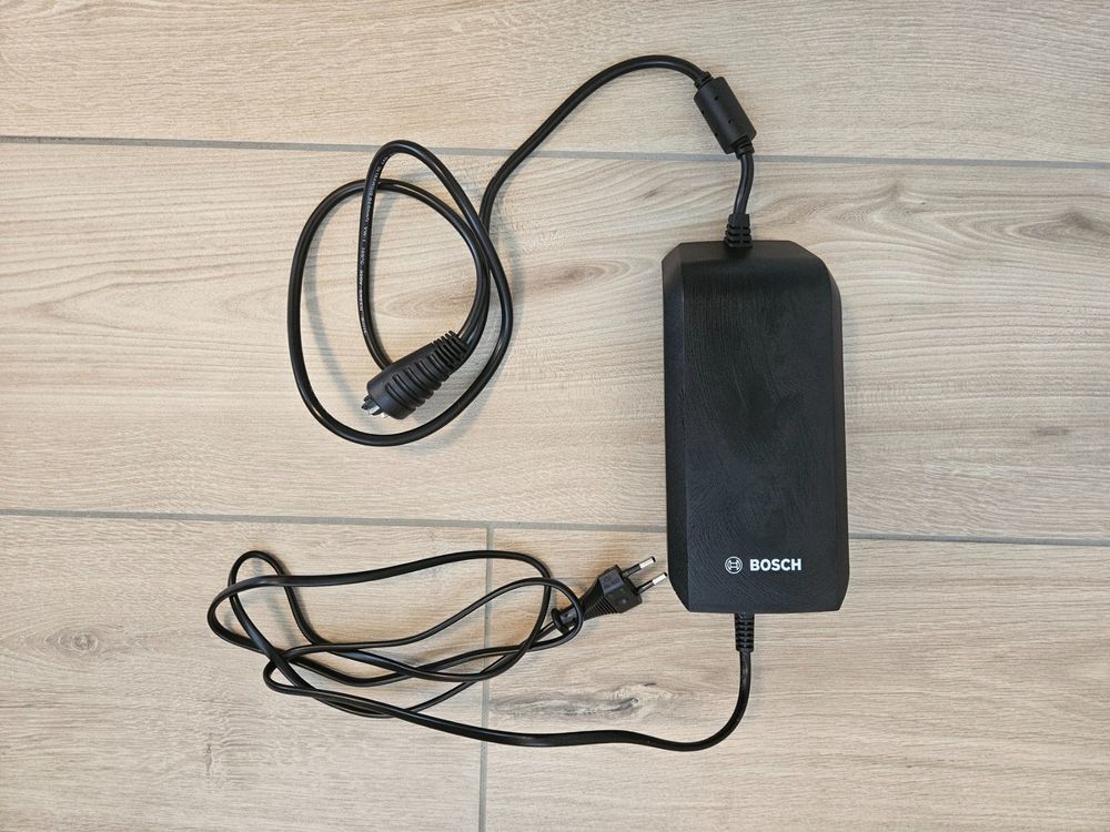 Bosch STANDARD CHARGER 4A (100-240V) USA/CAN