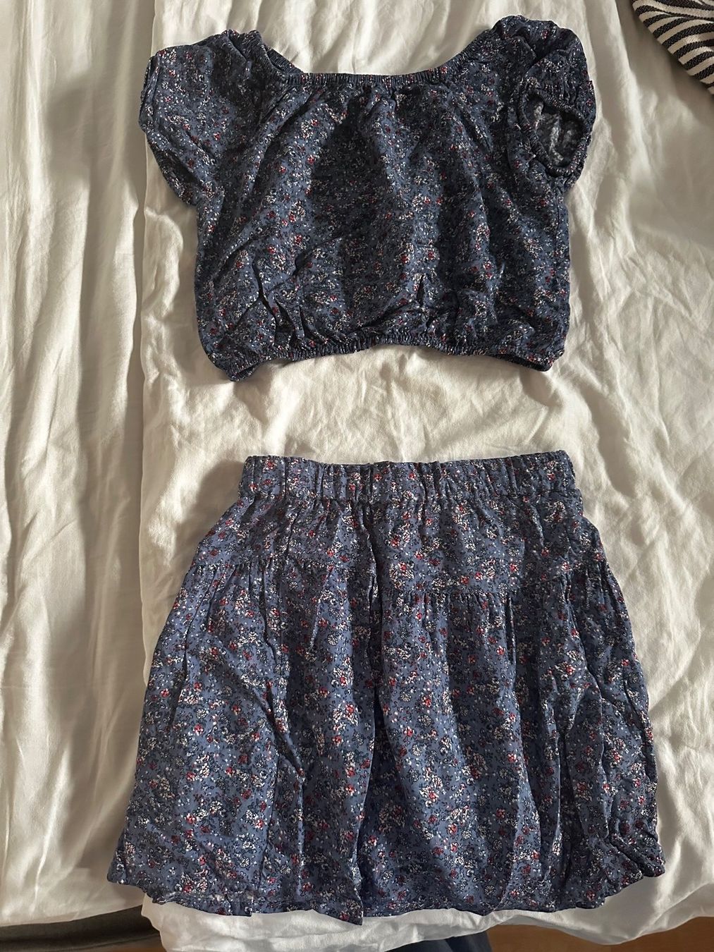 Benetton Lotti & Set di vestiti: Rock und Hemd Mädchen 130 cm – Usato da Rapperswil BE venduto da aro_66tx