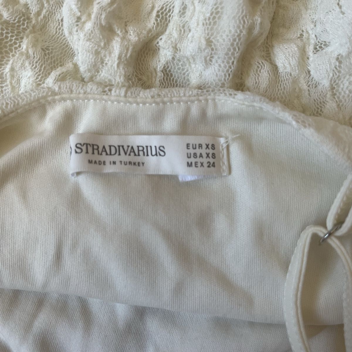 Stradivarius Robes: Robe Stradivarius dentelle blanc taille XS – D'occasion à Vevey par jul_xh6s 2