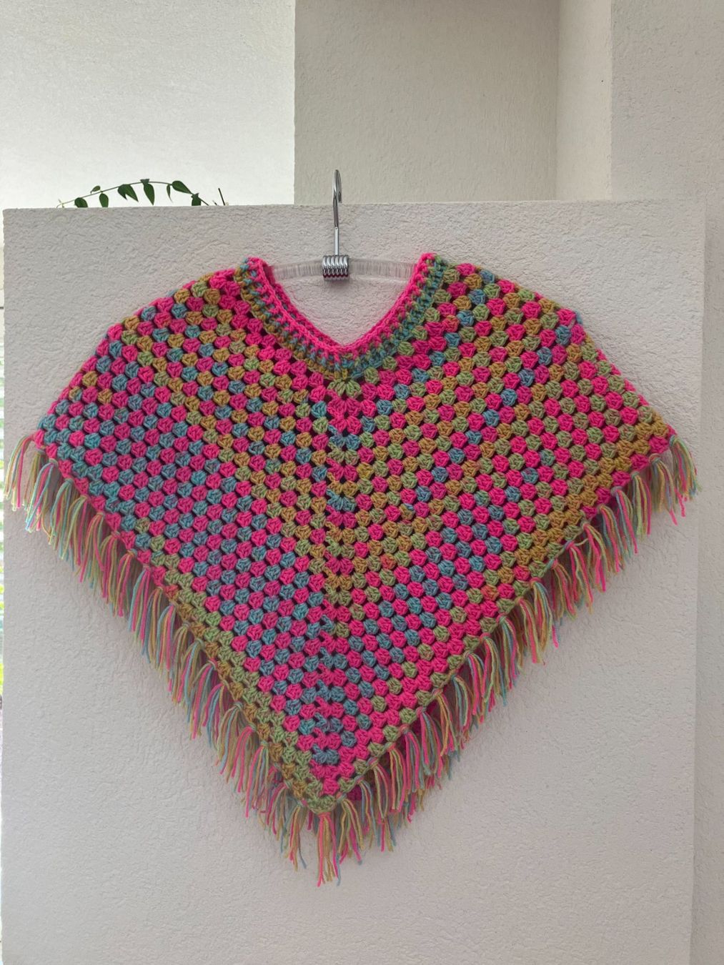 Giacche & Cappotti: Gehäkelter Mädchen-Poncho mit Fransen in Neonfarben – Nuovo e nell'imballaggio originale da Allschwil venduto da Loreleyla