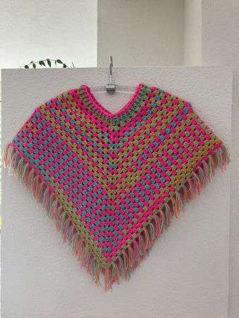 Gehäkelter Mädchen-Poncho mit Fransen
