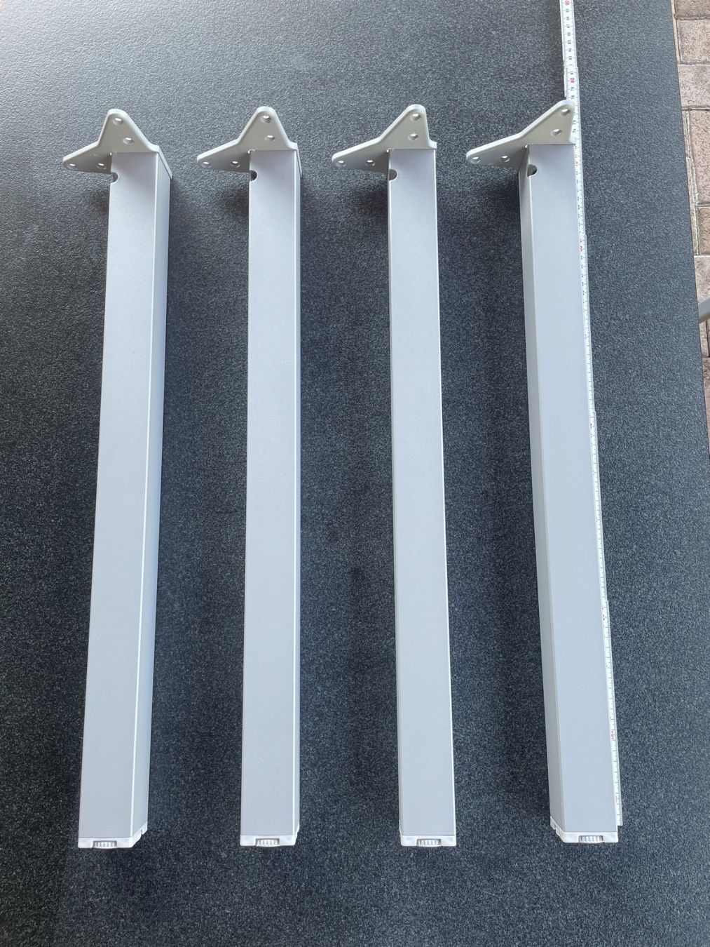 Altri mobili: Aluminium‑Tischbeine, – Usato da Schmerikon venduto da die_8b8m