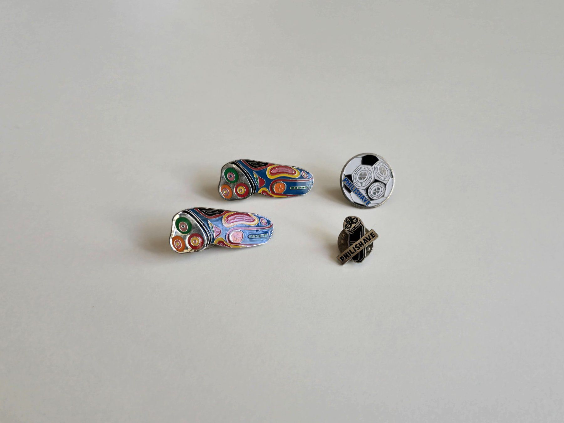 Placchette & Badge: 4 Pins Rasierapparate – Usato da Dättlikon venduto da Wundertuete_