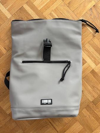 Schöner hellgrauer Rucksack
