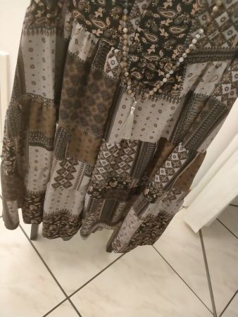 Jupe brune mélangee avec collier assorti