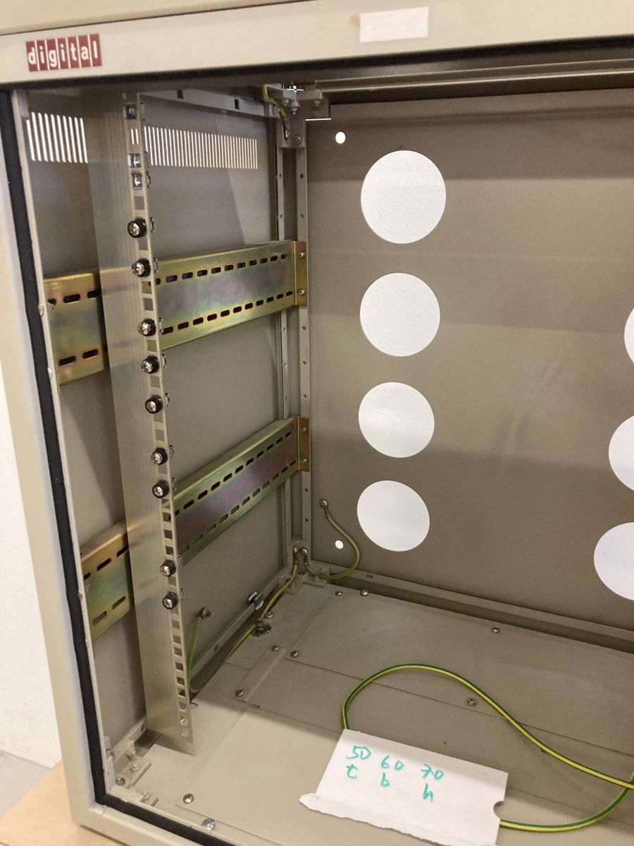 Armadi: Kleiner EDV Schrank – Usato da Au ZH venduto da Drecom 4