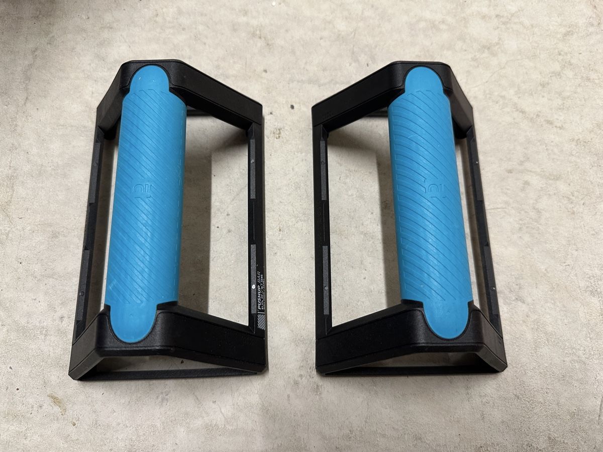 Hometrainer: Pushup Bars Blue/Black – Gebraucht aus Gattikon von Sarahs_Schatzkammer