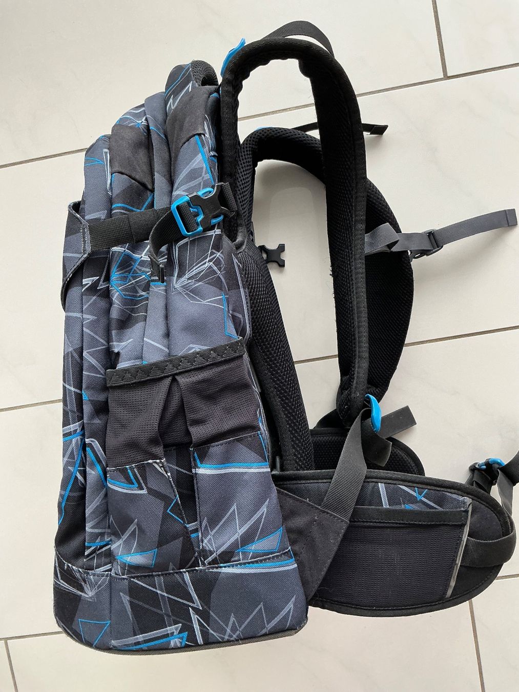 Satch Sacs & sacs à dos: Satch Schulrucksack mit Coolem Airbrush – D'occasion à Biel-Benken BL par Sahra1 5