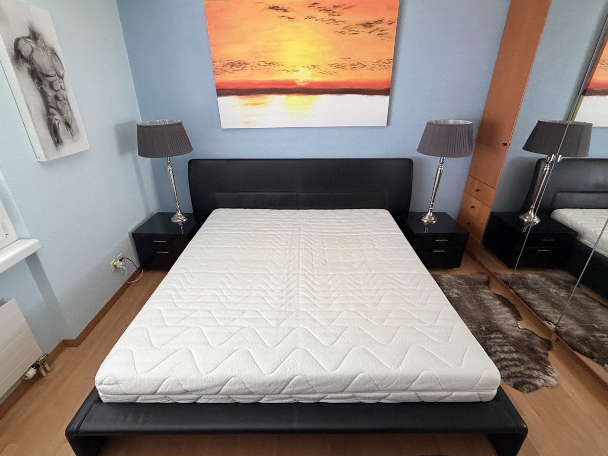 Betten: Designer Bettgestell Leder Schwarz Extra large Doppelbett – Gebraucht aus Erlenbach ZH von topchick 1
