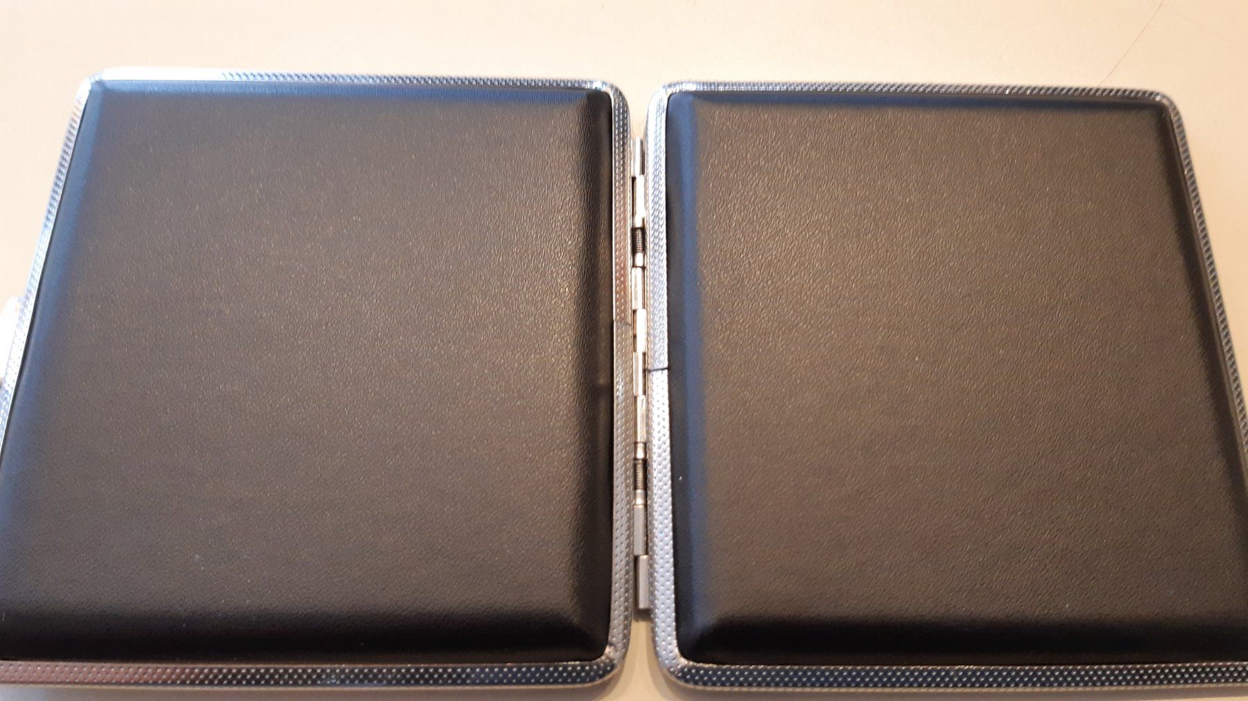 Sonstige Tabakwaren: Zigaretten etui Classisch schwarz mit buntem Innenleben – Neu und originalverpackt aus Ibach von chaemilochhobbygarte