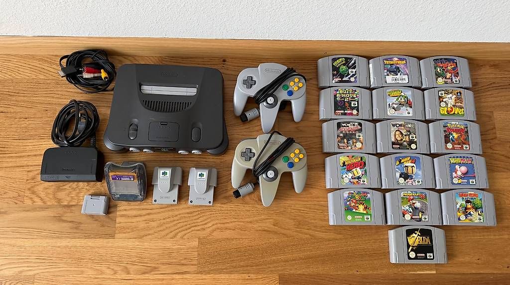 Console: Nintendo 64 BundleKonsole+2 Controller+13 Spiele+Zubehör – Usato da Arlesheim venduto da Davocado