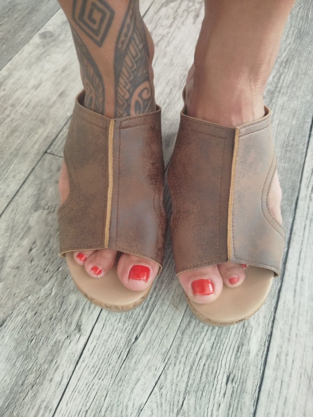 Chaussures femmes: Pantoletten mit Keilabsatz, Größe 37 – D'occasion à Wauwil par Sanczeza 4