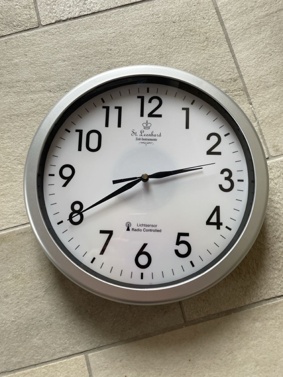 Orologi: St. Leonhard Funkwanduhr mit Lichtsensor – Usato da Spreitenbach venduto da Gloxinia