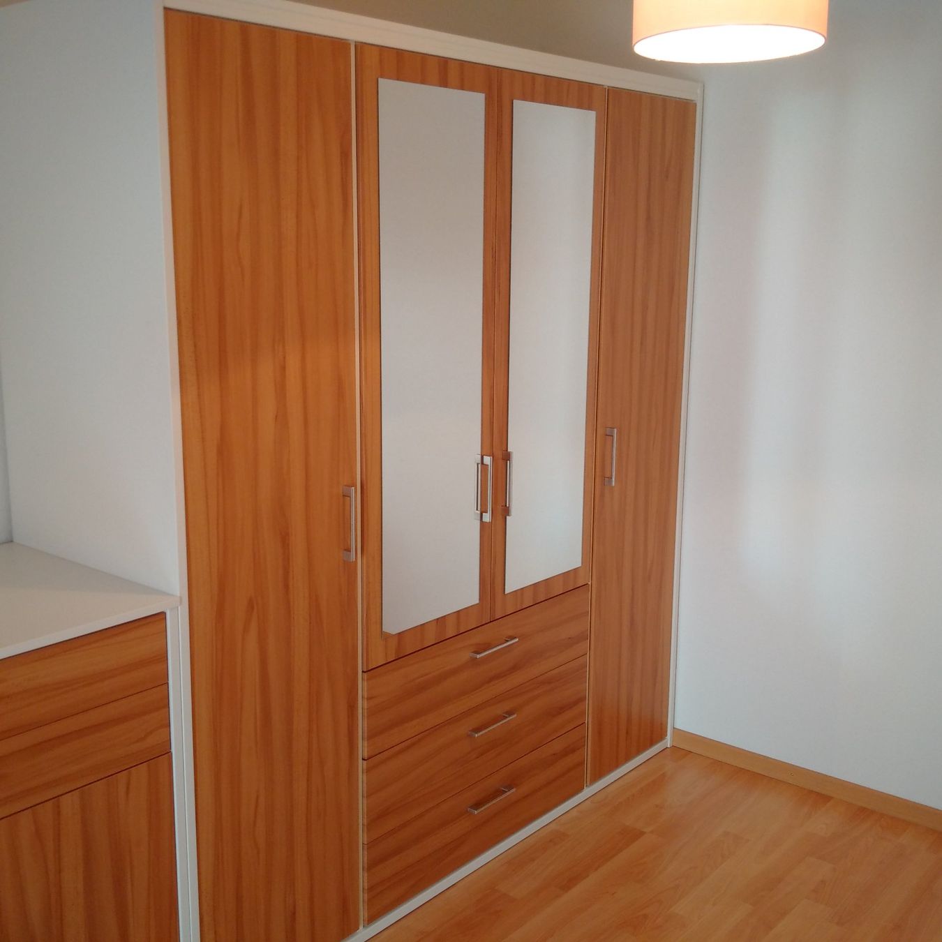 Armoires: Armoire/Commode/Étagère/Bureau/Table de nuit – D'occasion à Gland par CoinDesTrouvailles