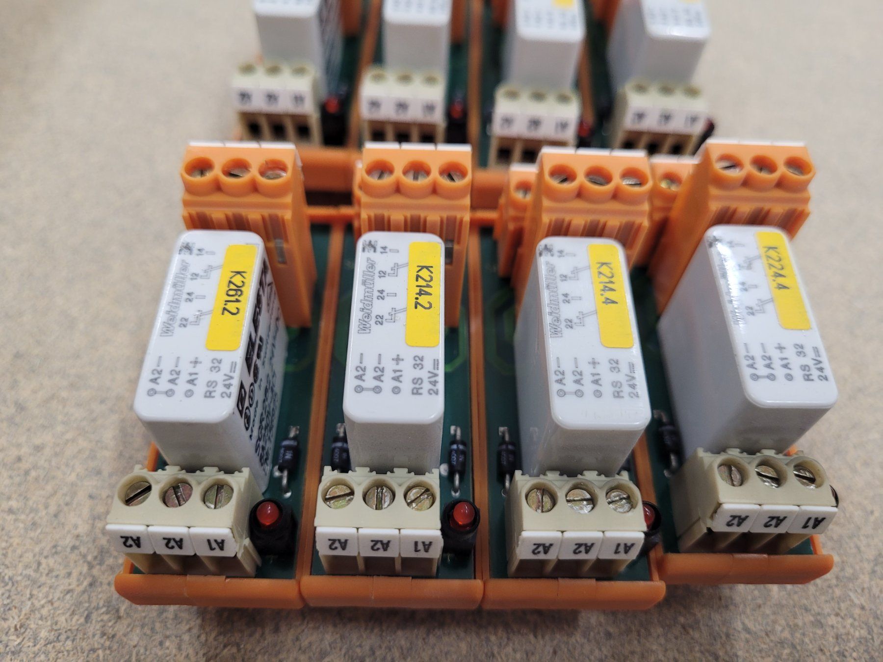 Componenti elettronici: 8 Stück Weidmüller Relais 24VDC / SRG282 24VDC – Usato da Vitznau venduto da Vitznau84 7
