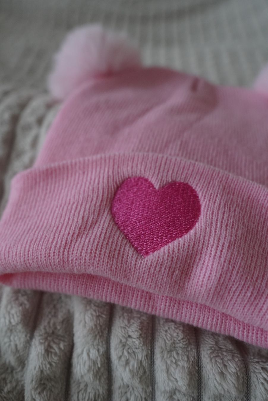 Chapeaux, bonnets & casquettes: Bonnet rose avec pompons – Neuf – Neuf (Voir description) à Onex par Magou_31 1