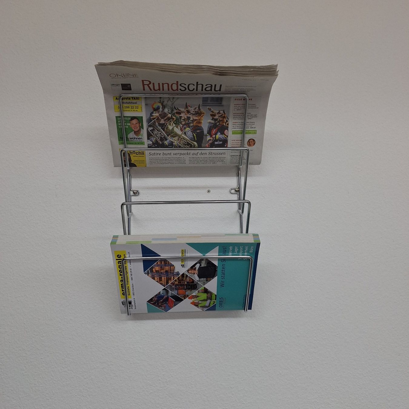 Étagères: Wand-Zeitungshalter verchromt, 4 Fächer – Neuf (Voir description) à Spreitenbach par ric_hyq6 1