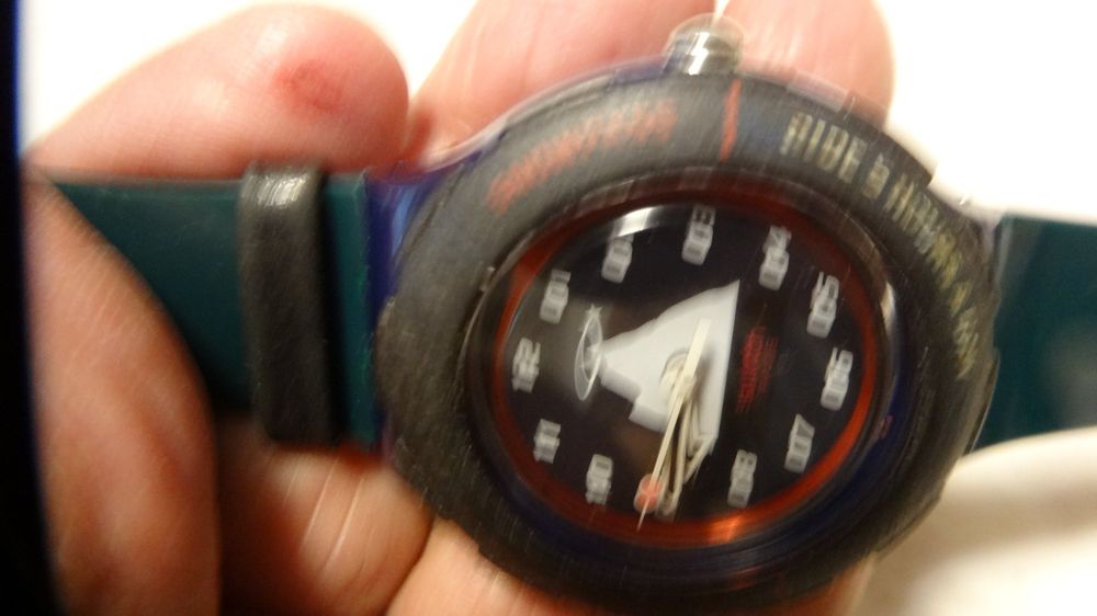 Swatch Montres: S-WATCH  SCHÖNE HERREN UHR,QUARTZ.SCHÖNE FARBE.LÄÜFT – D'occasion à zürich par ahmad01