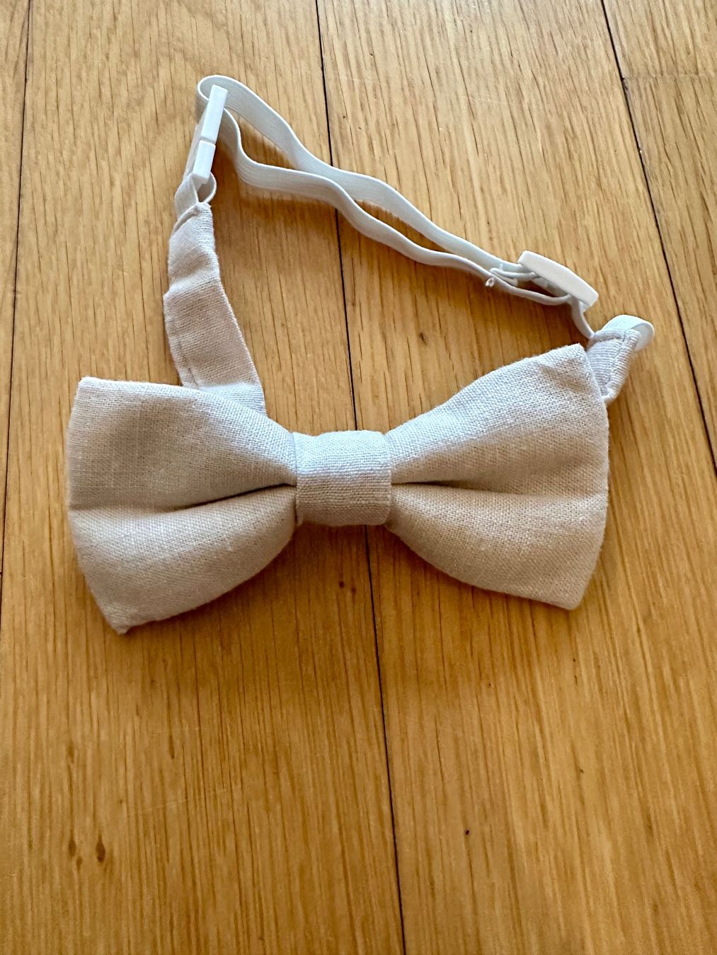 Dekobänder: Kinderfliege Beige – Gebraucht aus Gutenswil von martinastrebel