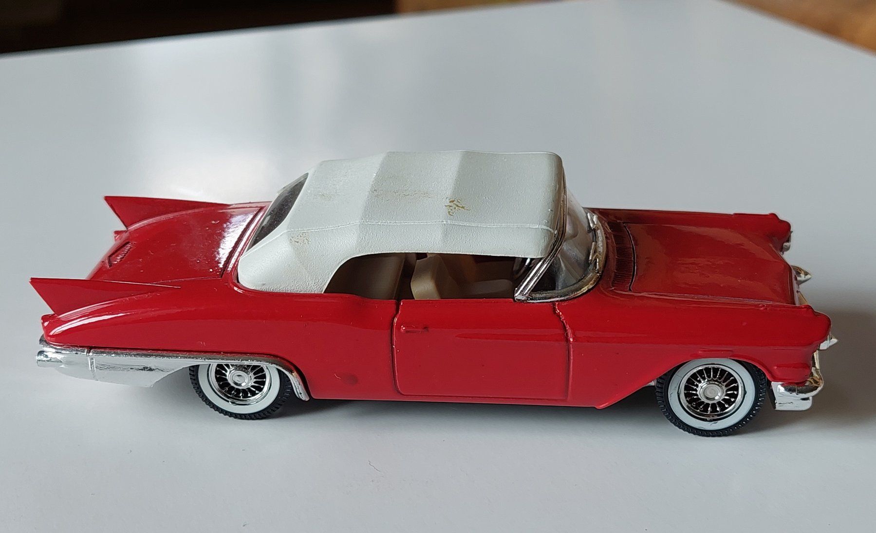 Cadillac Modellini d'auto: Cadillac Eldorado, Biarritz 1957,Rot ,12.5 cm lang ,Solida – Nuovo (secondo la descrizione) da Veltheim AG venduto da fredy_richner