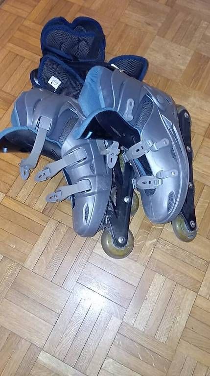 Pattini in linea & Pattini a rotelle: Roller Taille 42 vendu avec protections  – Nuovo e nell'imballaggio originale da Thônex venduto da baptistela