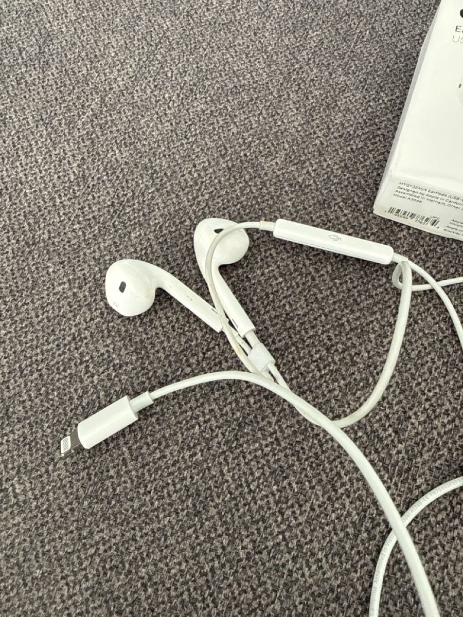 Apple Cuffie: AirPods lightning  – Usato da Genève venduto da ono_f8gl 1