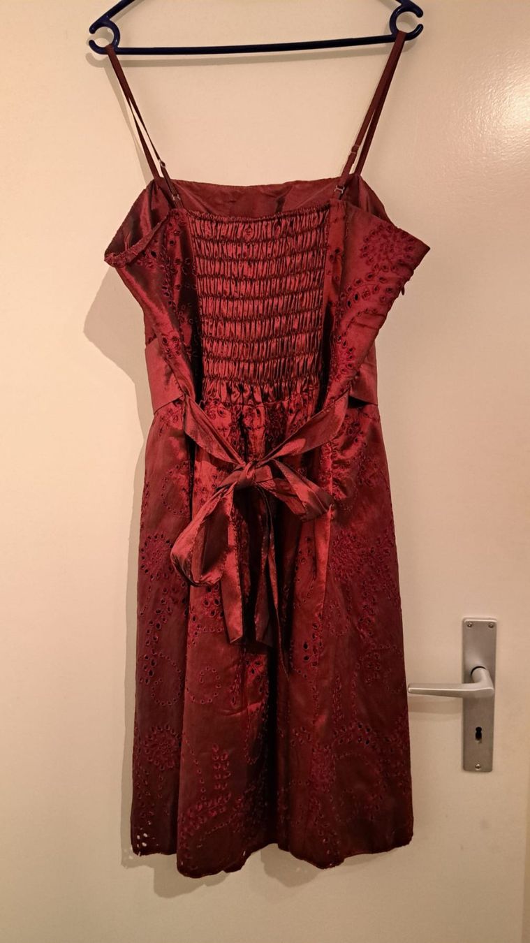 Vestiti: Weinrotes Kleid – Usato da Waltenschwil venduto da Catlady 1