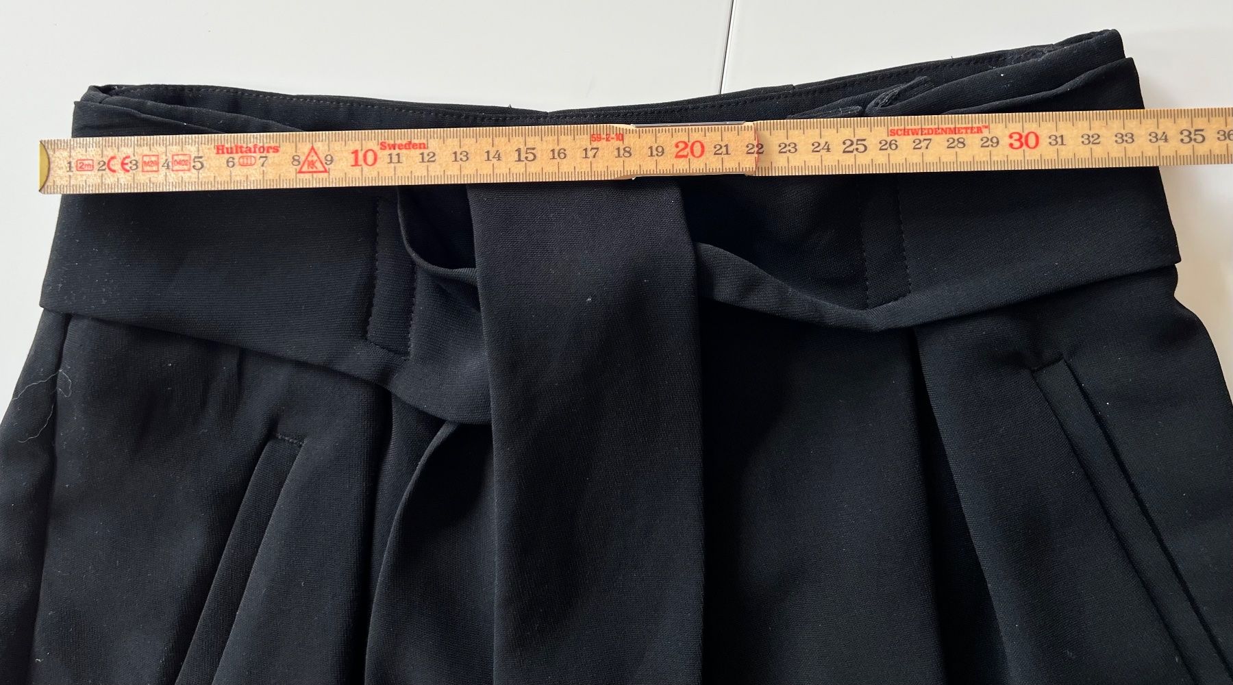 H&M Pantaloni: H+M Shorts schwarz – Usato da wolfhausen venduto da per13lina 3