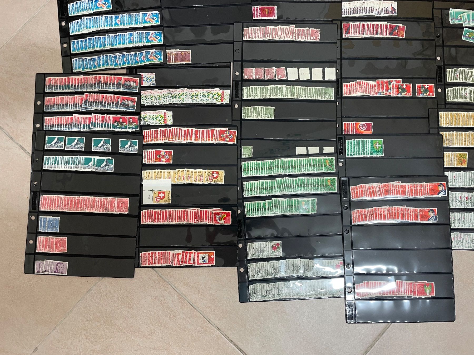 Tous les timbres: 1,5 kg, classeur plein – D'occasion à Sonceboz-Sombeval par Comment2 8