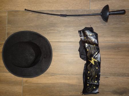 Ensemble déguisement épée chapeau et ceinture ZORO