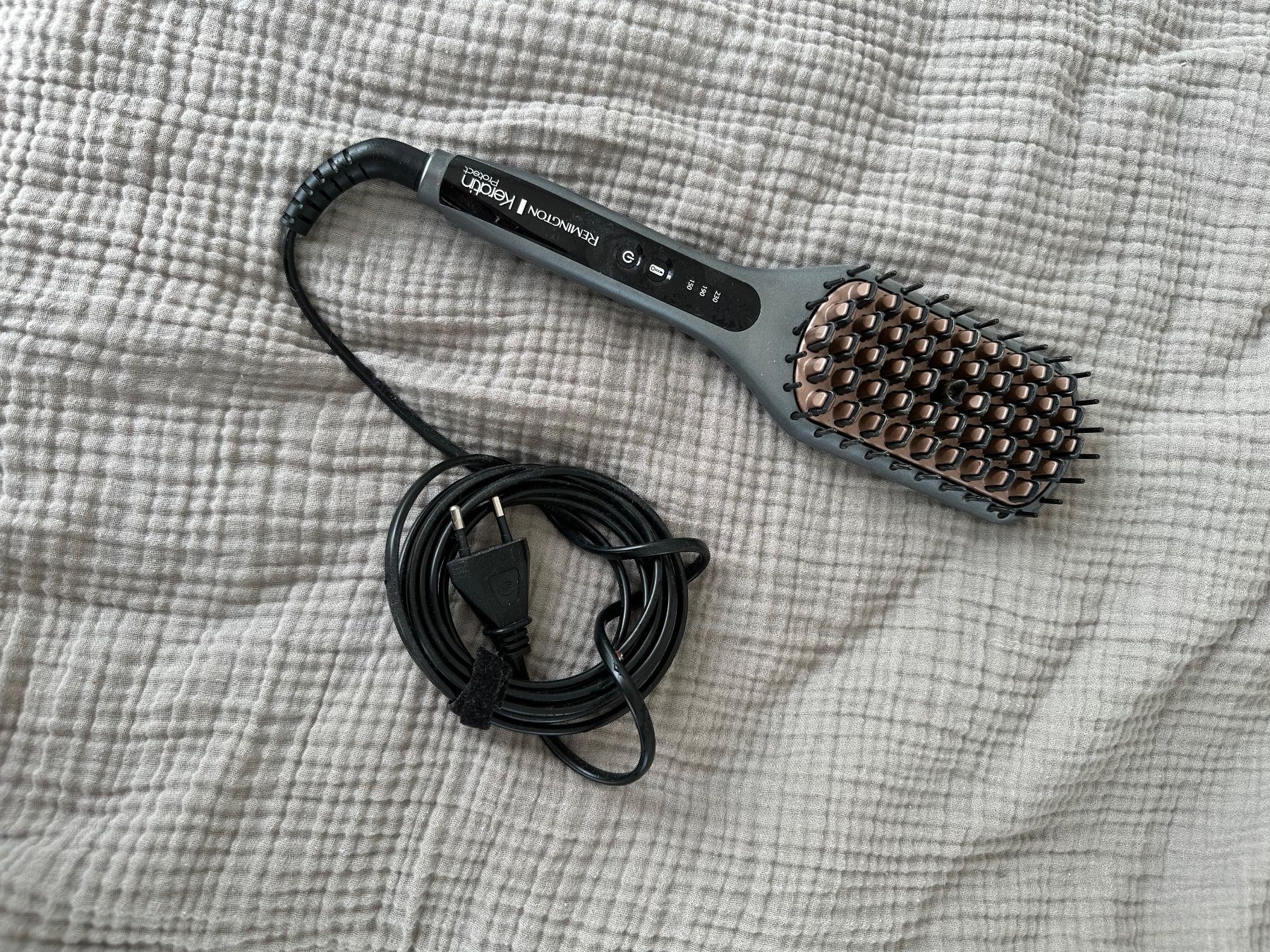 Remington Sonstige Haarpflege: Glättbürste Remington – Gebraucht aus Arboldswil von Debi1237