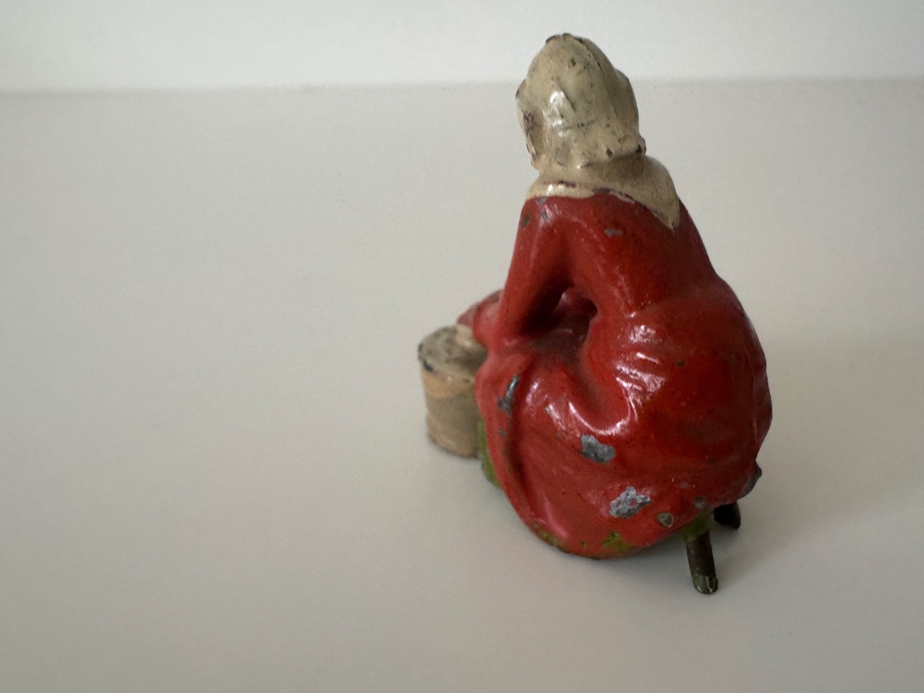 Britains Jouets: Uralte Guss-Figur Magd mit Eimer (Britains), Höhe 4 cm – D'occasion à Winterthur par Arma3 4