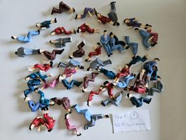 50 sitzende Figuren für LGB