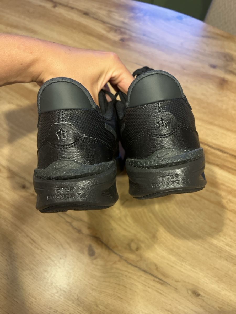Nike Scarpe per ragazzi: Nike Star Runner 4 noires taille 38.5 neuf  – Nuovo (secondo la descrizione) da Biel/Bienne venduto da Govinda 1