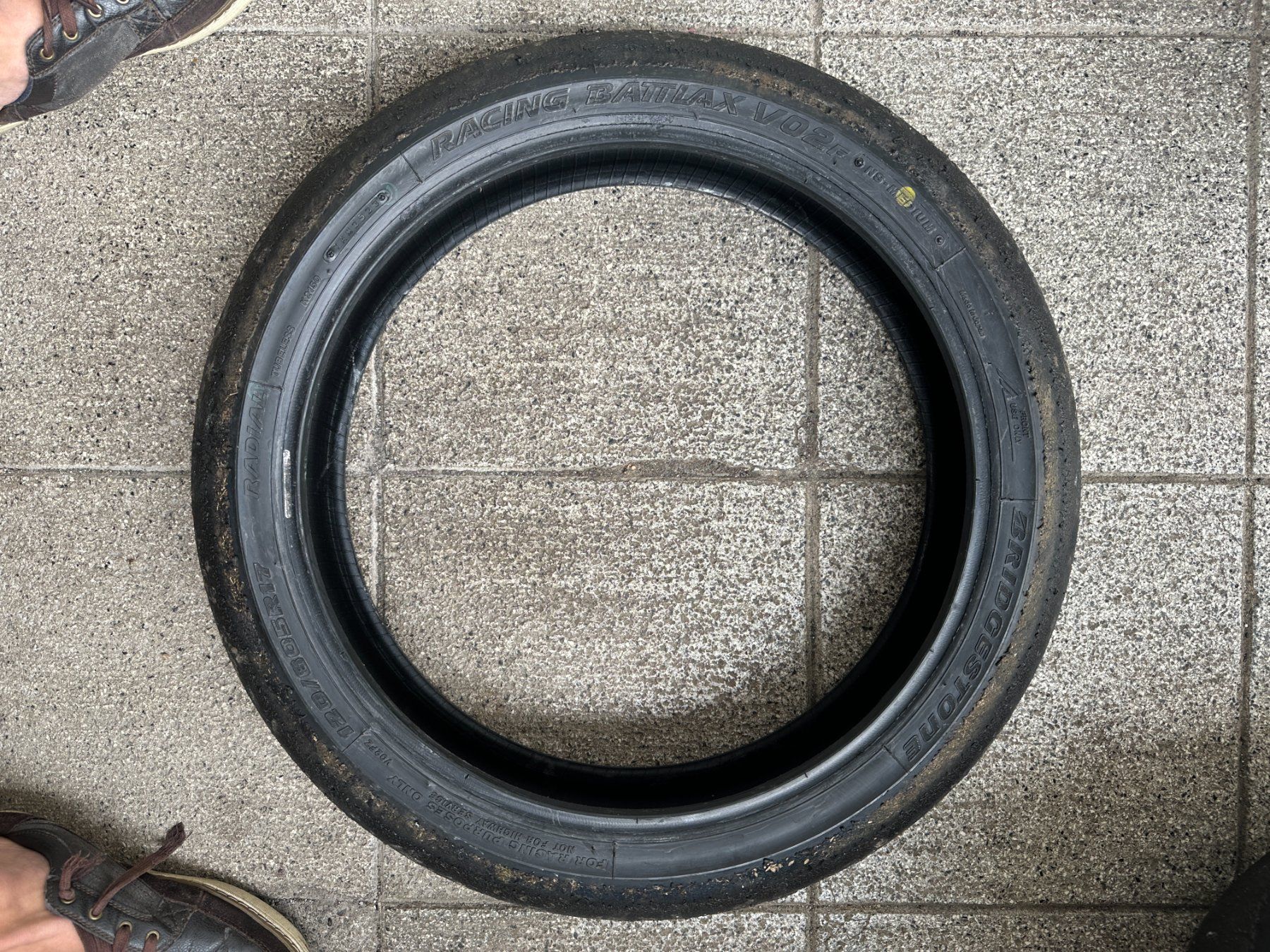 Bridgestone Pneus & Kompletträder: Slick Bridgestone Battlax V02 Medium Front 120 DOT 2023 – Gebraucht aus Zürich von JulesZHW