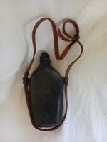 Gourde ancienne militaire en cuir avec bouteille en verre