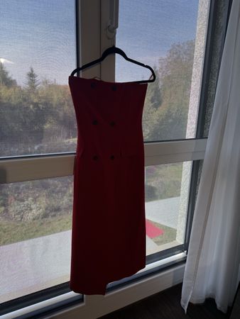 Trägerloses Kleid rot mit Knöpfen in gutem Zustand