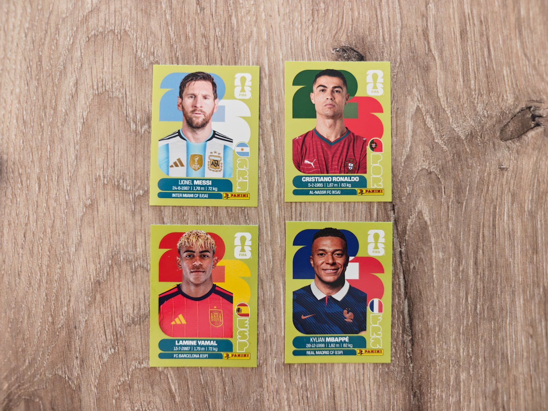 Panini Cartes à collectionner: Panini Set mit Messi, Ronaldo, Yamal und Mbappé – Neuf (Voir description) à Stachen par Samuel1886