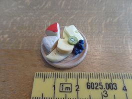 Käse auf Holzbrett für das Puppenhaus