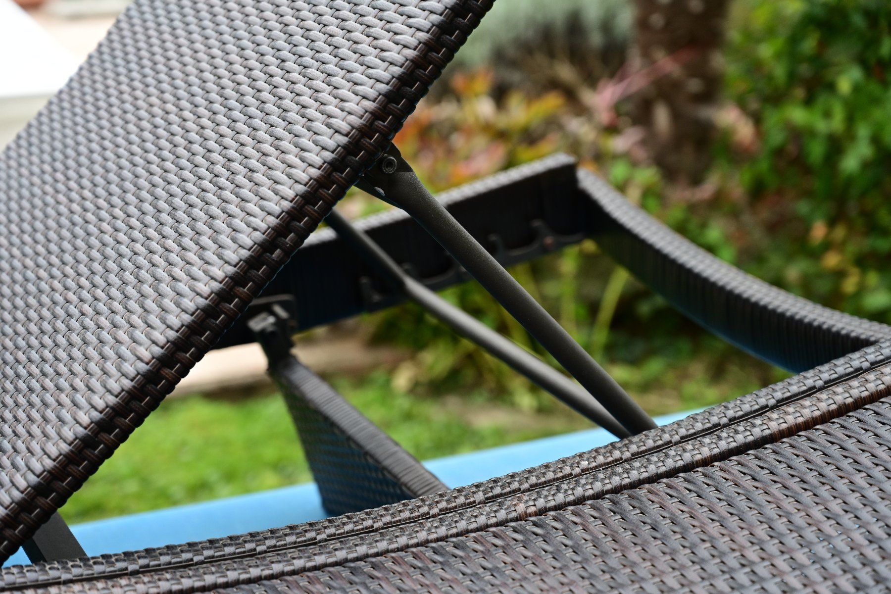 Chaises longues: Robuste und stabileLiegestühle mit Rattangeflecht – D'occasion à Brienz BE par shcul 5
